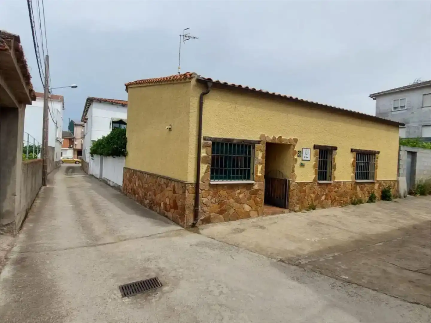 Vista exterior de Casa o xalet en venda en Zarza de Granadilla amb Aire condicionat, Piscina i Balcó