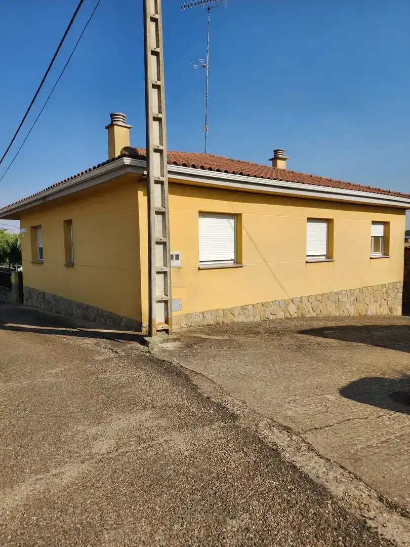 Vista exterior de Piso en venta en Alfaraz de Sayago con Jardín privado, Piscina y Amueblado