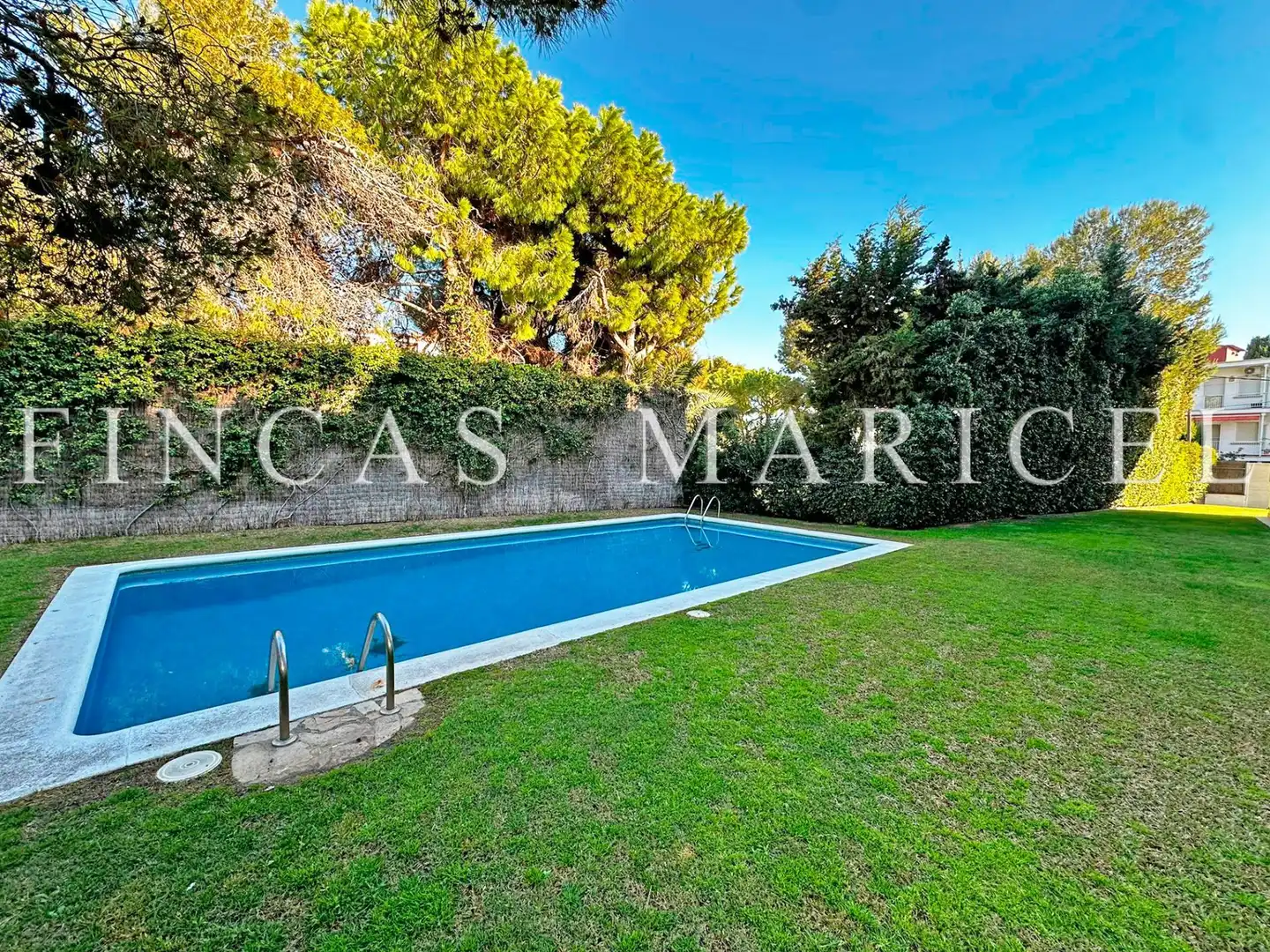 Jardín de Ático en venta en Sitges con Calefacción, Terraza y Piscina comunitaria