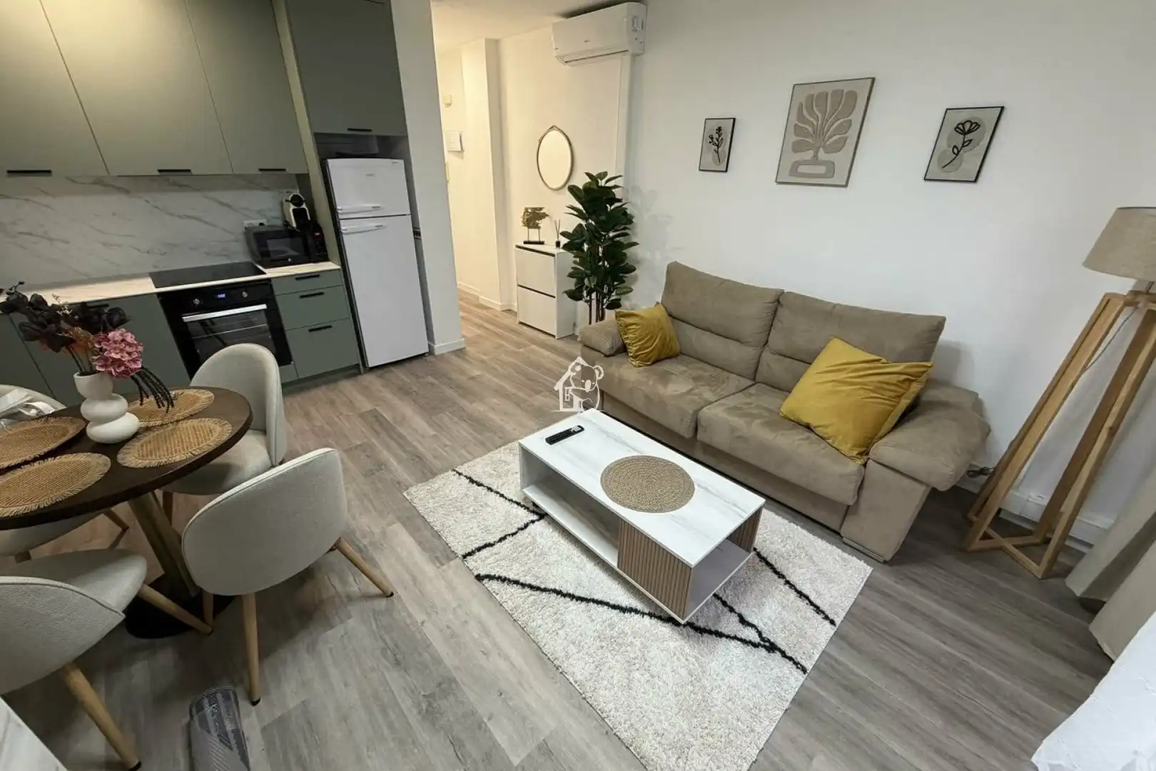 Sala d'estar de Àtic de lloguer en Torrevieja amb Aire condicionat, Terrassa i Moblat