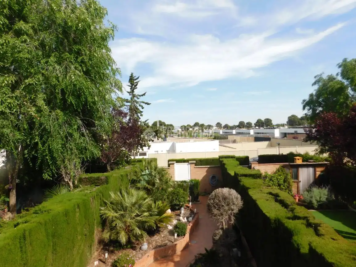 Jardín de Casa adosada en venta en Zaragoza con Piscina comunitaria