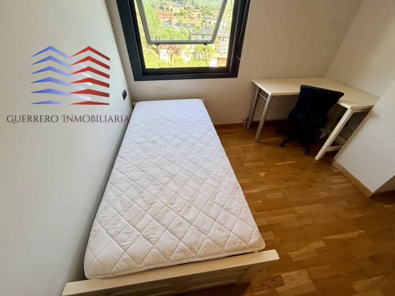 Dormitori de Apartament en venda en Ourense Capital  amb Calefacció, Parquet i Traster