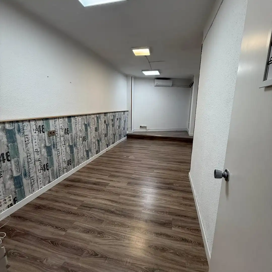 Oficina amb ascensor de lloguer a ARAGO 463