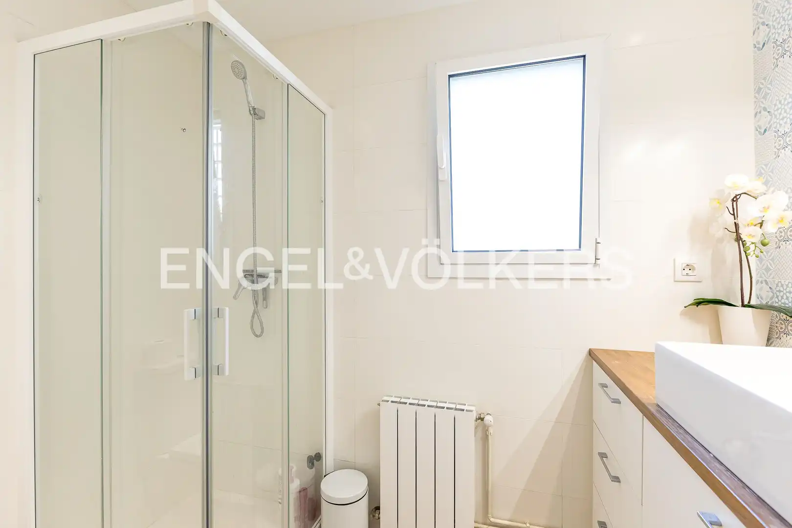 Baño de Casa o chalet en venta en Vilanova i la Geltrú con Aire acondicionado, Calefacción y Jardín privado