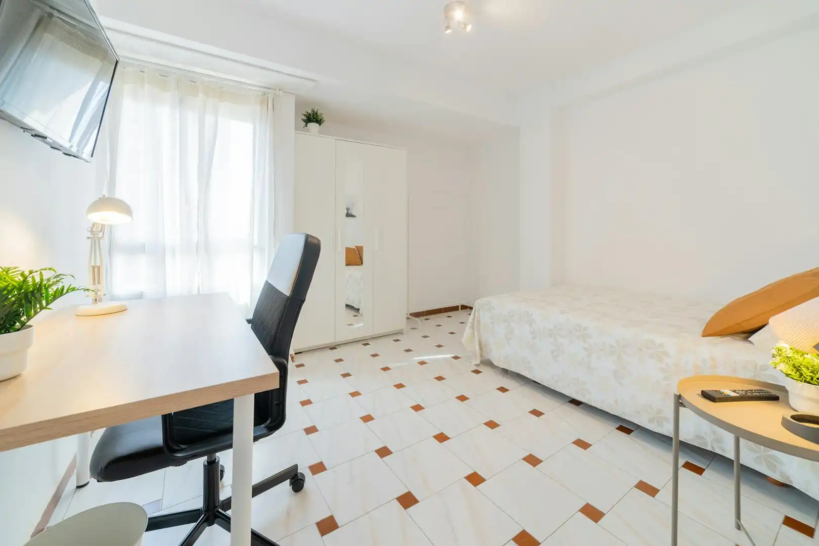 Bedroom of Flat for share in Valencia  with Furnished, Washing machine and TV