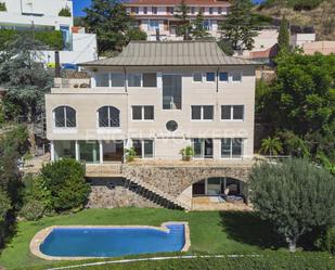 Vista exterior de Casa o xalet de lloguer en Esplugues de Llobregat amb Aire condicionat, Calefacció i Jardí privat