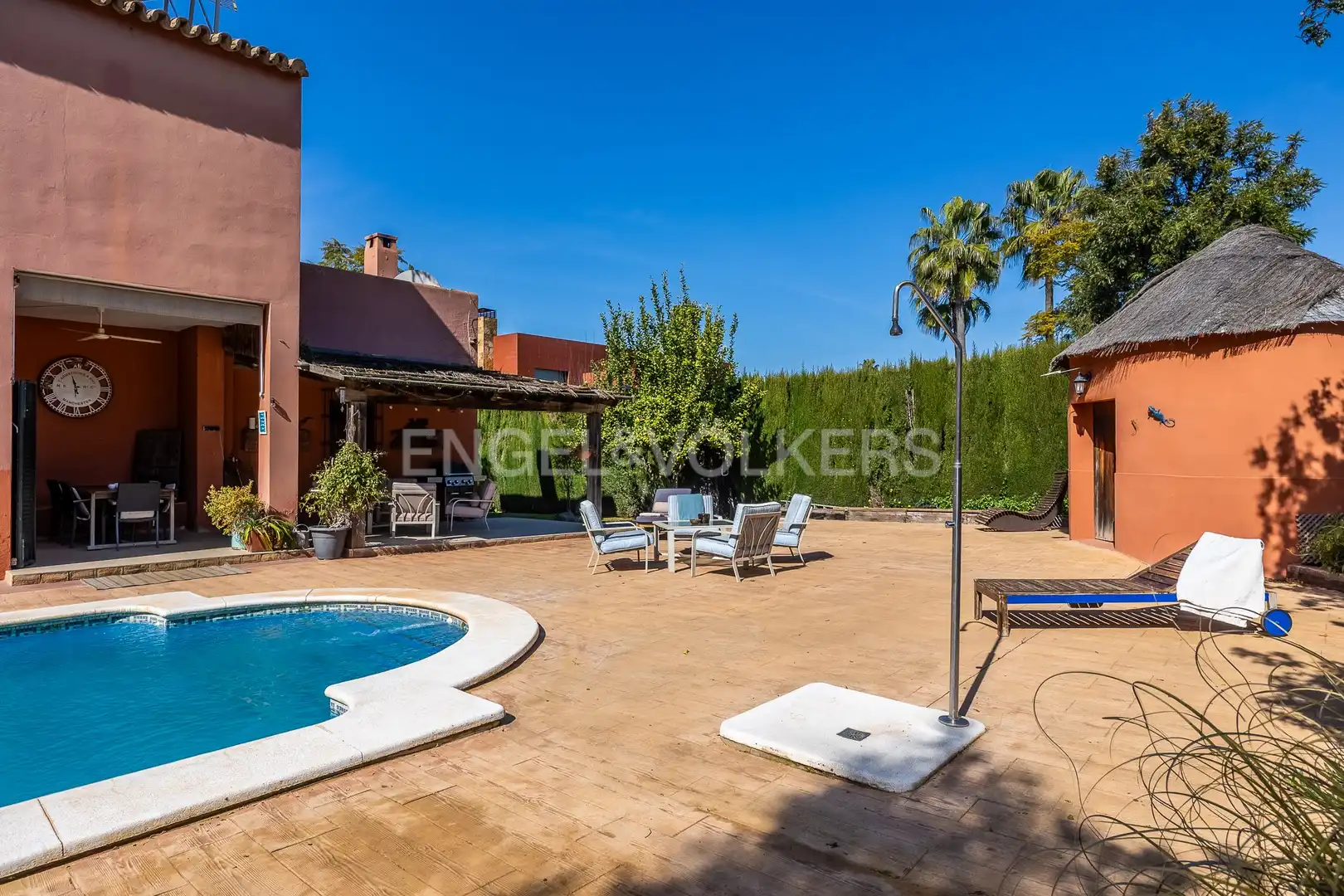 Vista exterior de Casa o xalet en venda en Espartinas amb Aire condicionat, Calefacció i Jardí privat