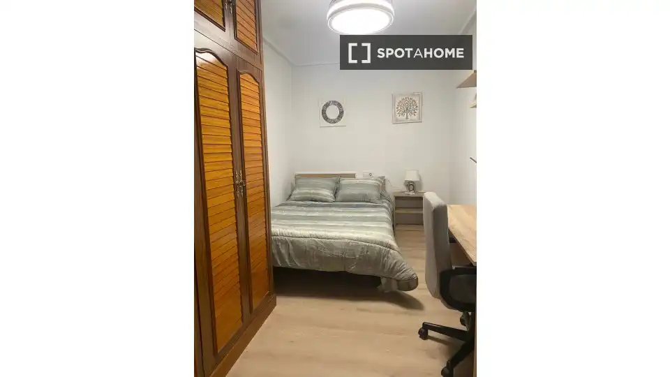 Habitación de Piso de alquiler en Zaragoza con Aire acondicionado, Calefacción y Amueblado