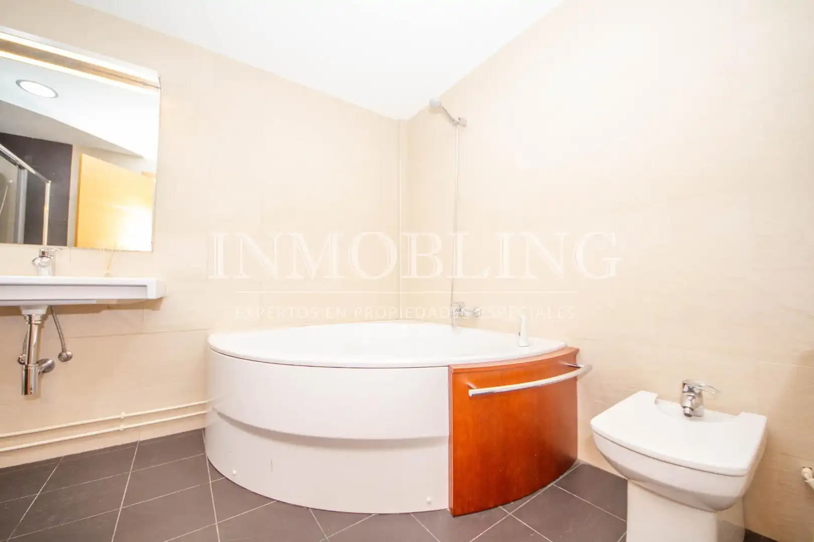 Baño de Piso de alquiler en Mataró con Aire acondicionado, Calefacción y Parquet