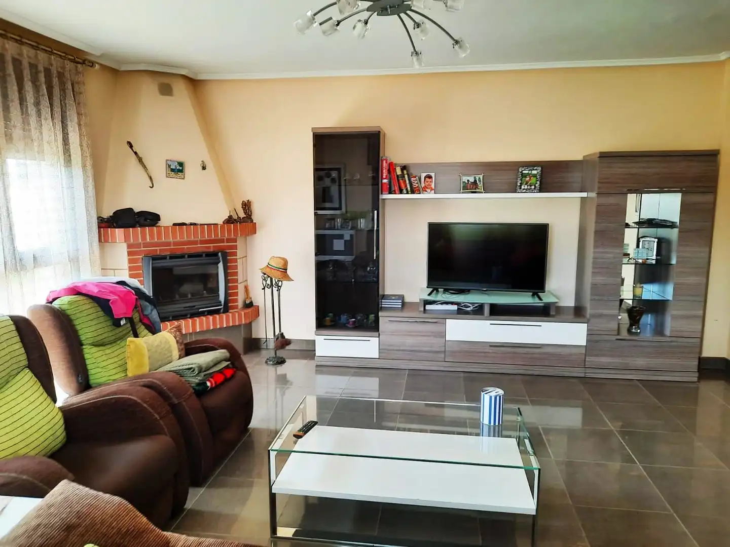 Sala d'estar de Casa adosada en venda en Medina de Pomar amb Calefacció, Jardí privat i Parquet