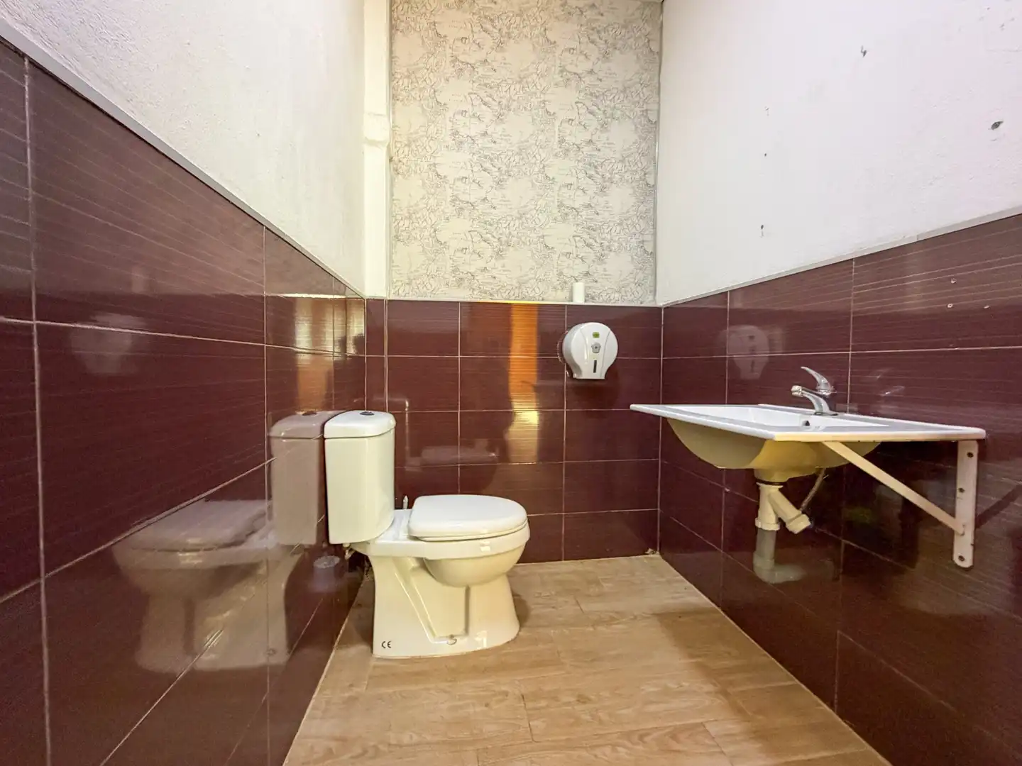 Baño de Local en venta en Los Barrios con Aire acondicionado