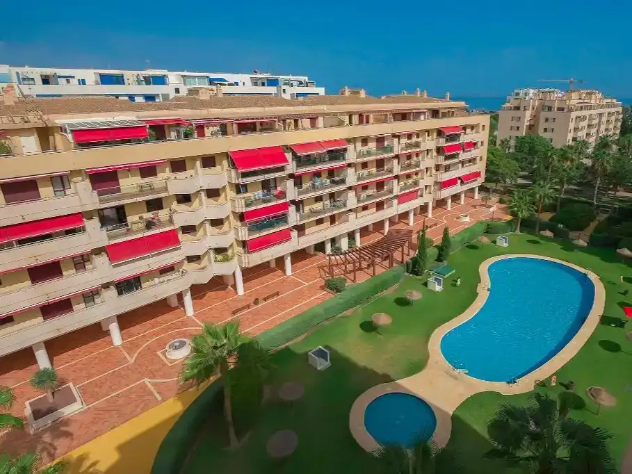 Vista exterior de Pis de lloguer en Vélez-Málaga amb Aire condicionat, Piscina i Balcó
