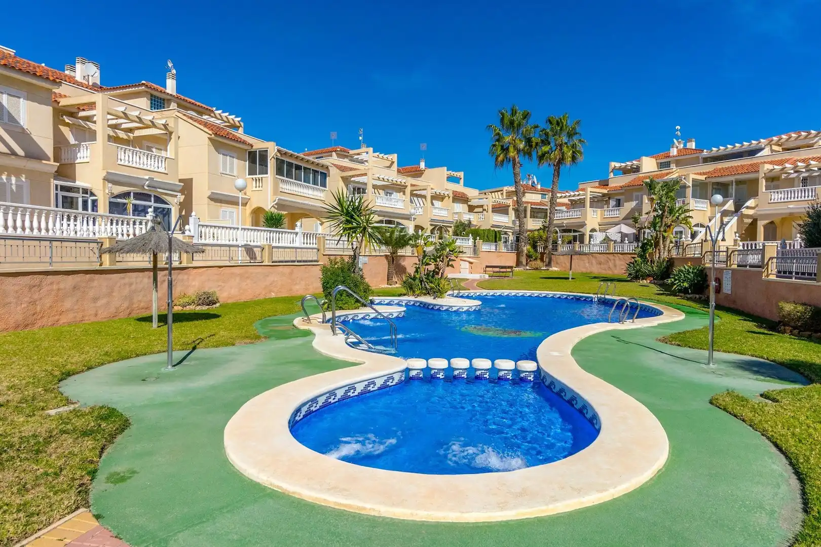 Piscina de Dúplex en venda en Orihuela amb Aire condicionat, Jardí privat i Piscina