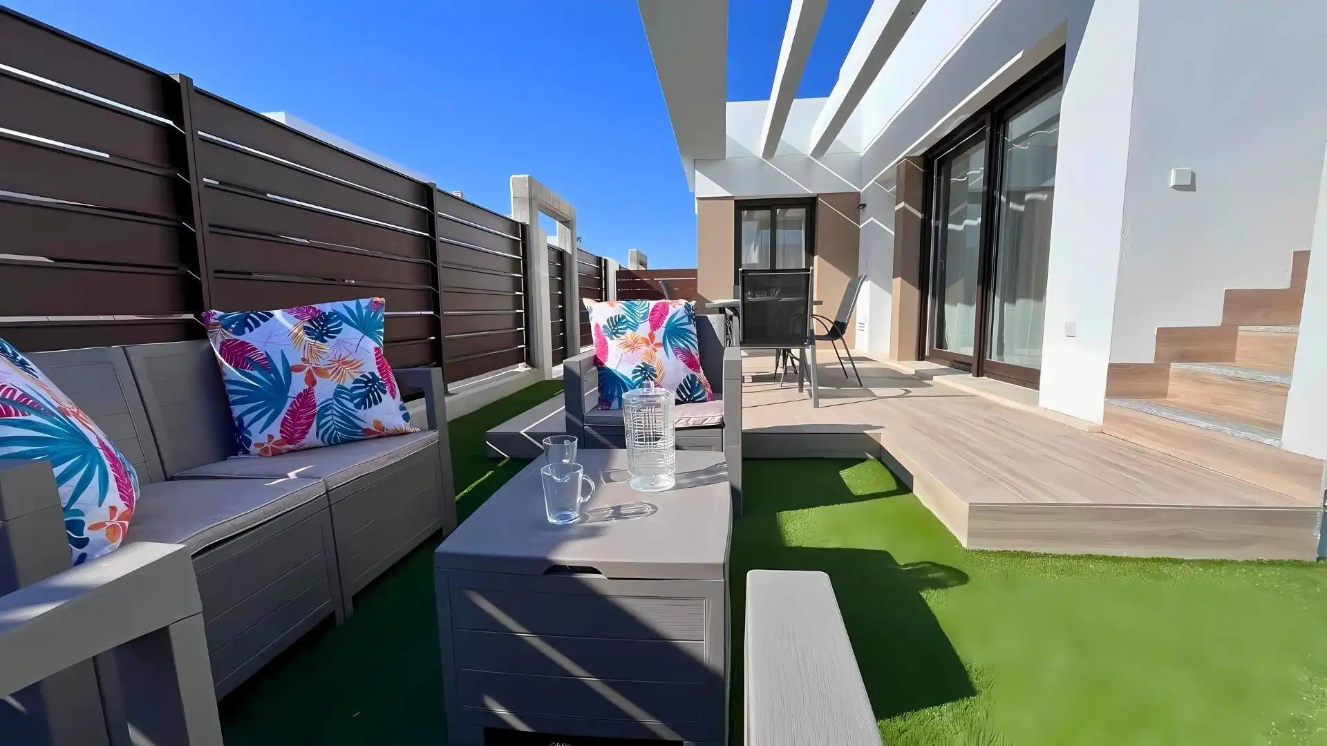 Terrasse von Einfamilien-Reihenhaus zum Verkauf in Madrid mit Schwimmbad