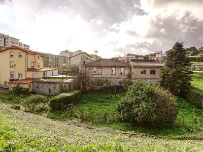 Vista exterior de Casa o xalet en venda en A Coruña Capital  amb Calefacció, Jardí privat i Moblat