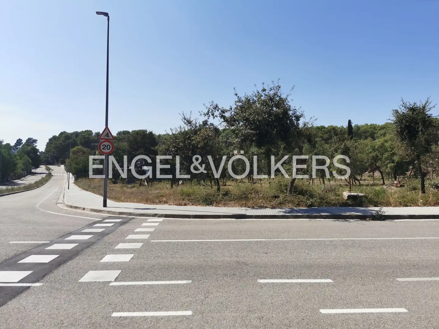Wohnbaugrundstück zum Verkauf in Begues