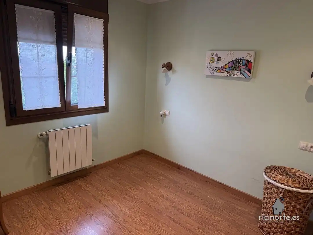 Dormitori de Casa o xalet en venda en Llanes amb Calefacció, Jardí privat i Terrassa