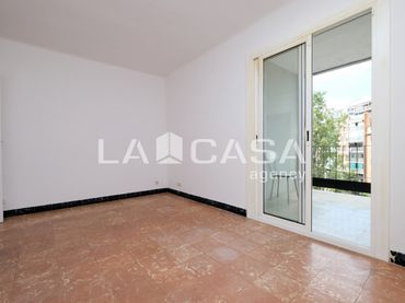 Piso con balcón en venta en Nou Barris