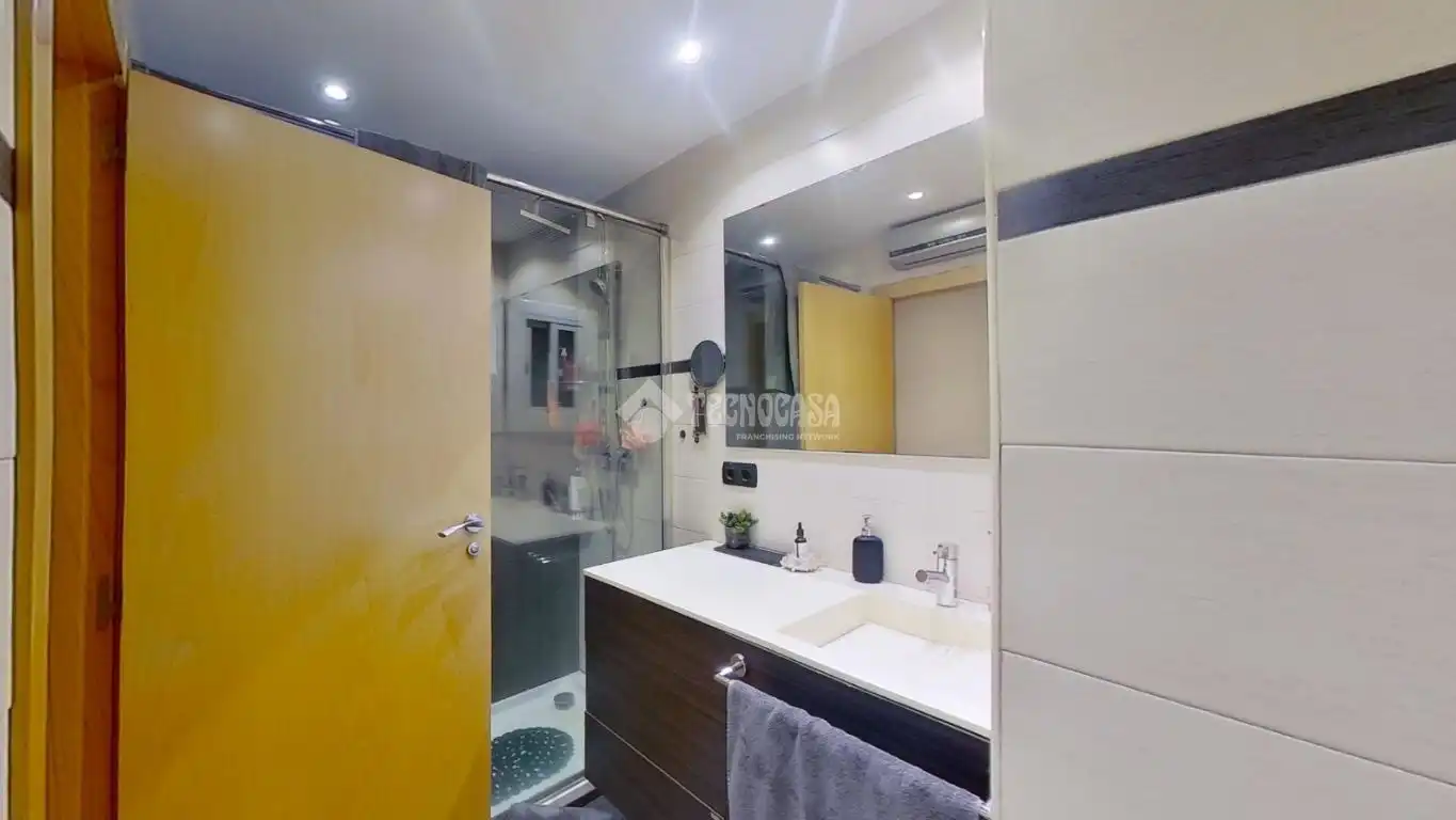 Bathroom of Flat for sale in Barberà del Vallès  with Air Conditioner, Heating and Parquet flooring