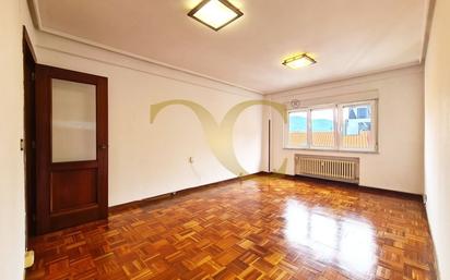 Sala d'estar de Pis en venda en Oviedo  amb Calefacció i Traster