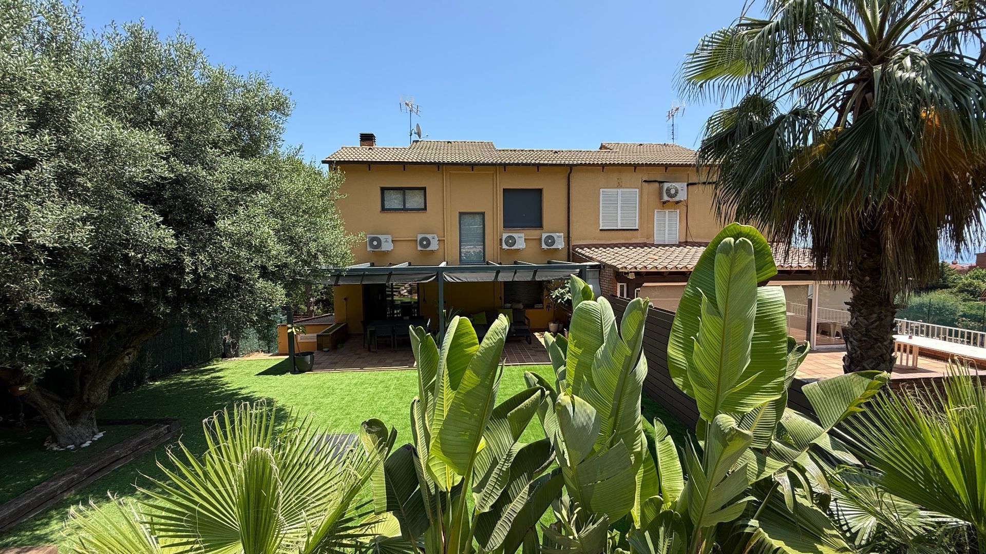 Exterior view of Single-family semi-detached to rent in Castelldefels  with Air Conditioner, Private garden and Terrace