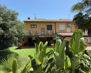 Vista exterior de Casa adosada de lloguer en Castelldefels amb Aire condicionat, Jardí privat i Terrassa
