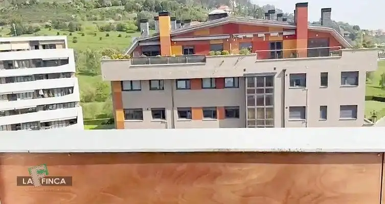 Vista exterior de Àtic en venda en Oviedo  amb Calefacció, Parquet i Terrassa