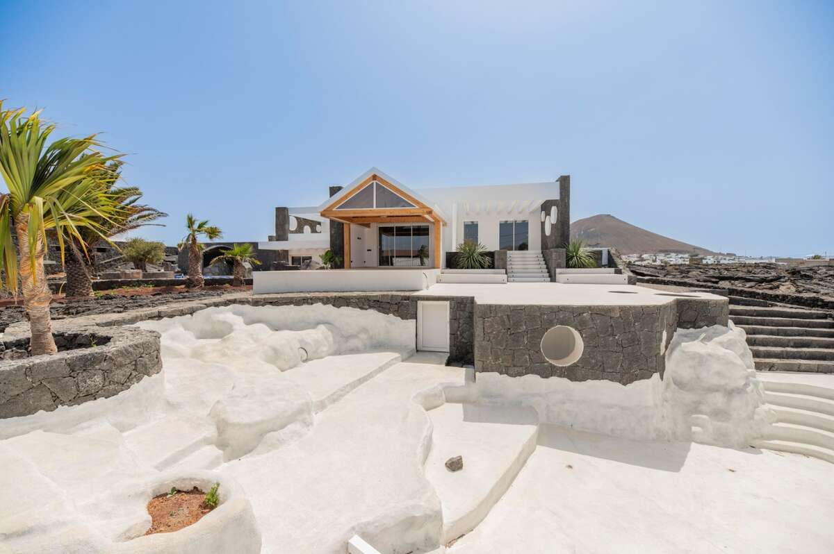 Vista exterior de Casa o xalet en venda en Teguise amb Piscina, Jacuzzi i Sauna