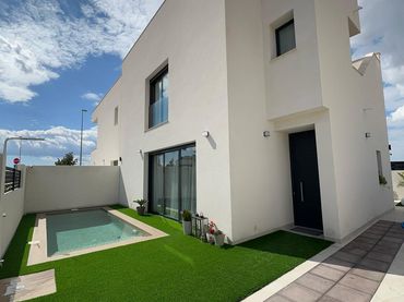 House with pool for sale in Benijófar