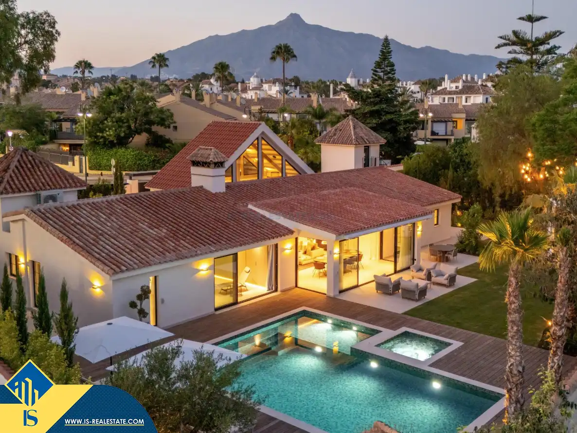 Chalet con piscina en venta en Nueva Andalucía