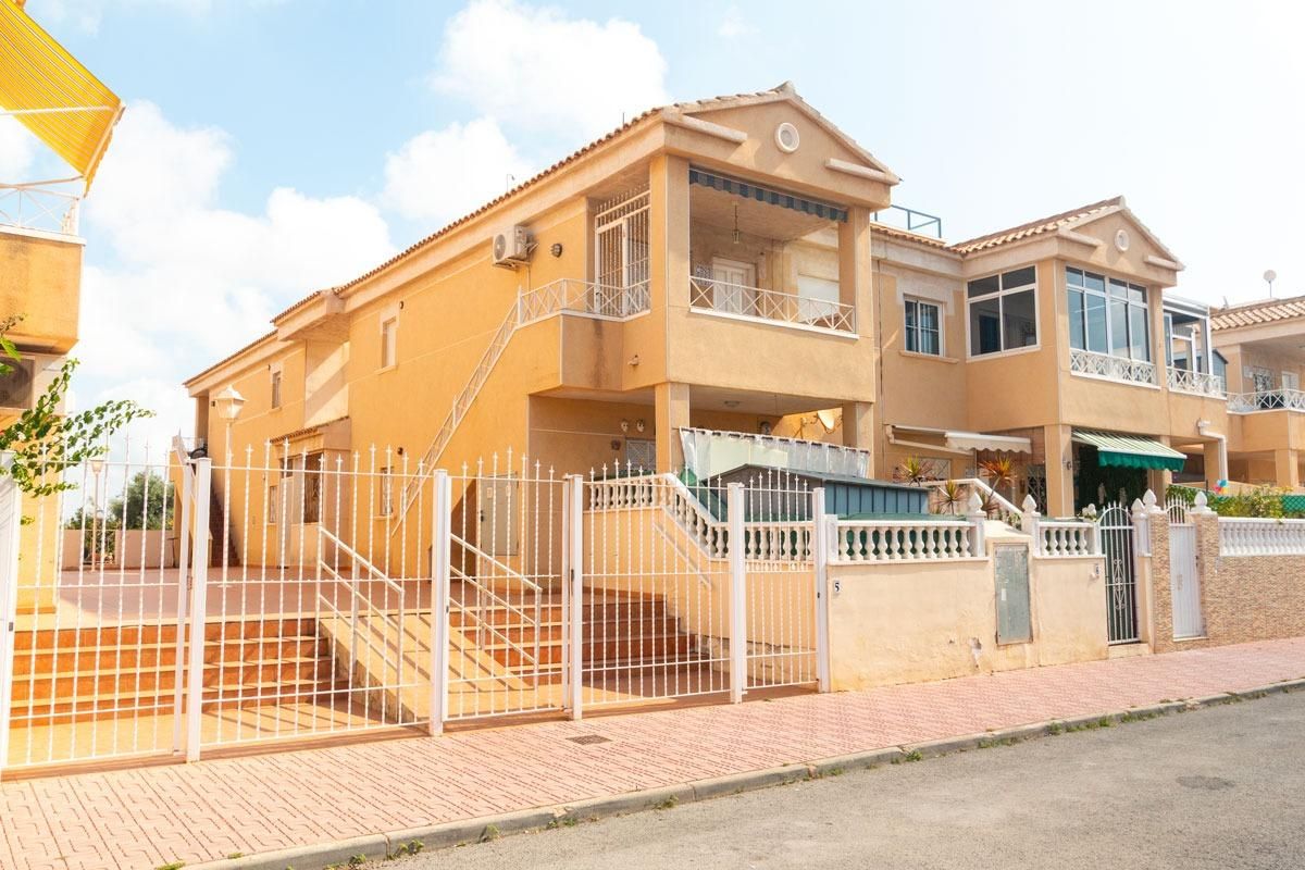 Vista exterior de Casa o xalet en venda en Torrevieja amb Aire condicionat, Terrassa i Moblat