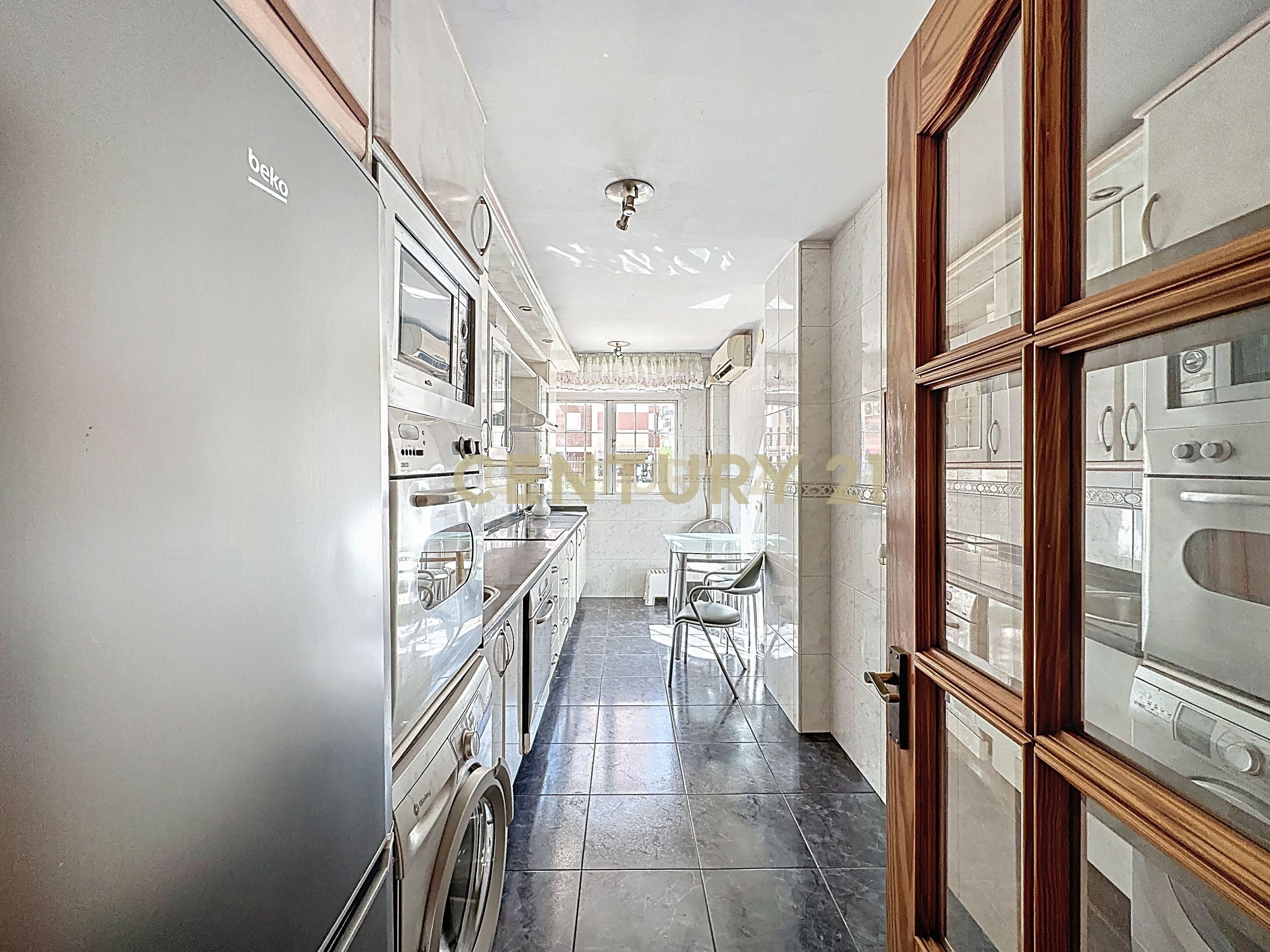 Cuina de Apartament en venda en Torremolinos amb Aire condicionat, Jardí privat i Piscina