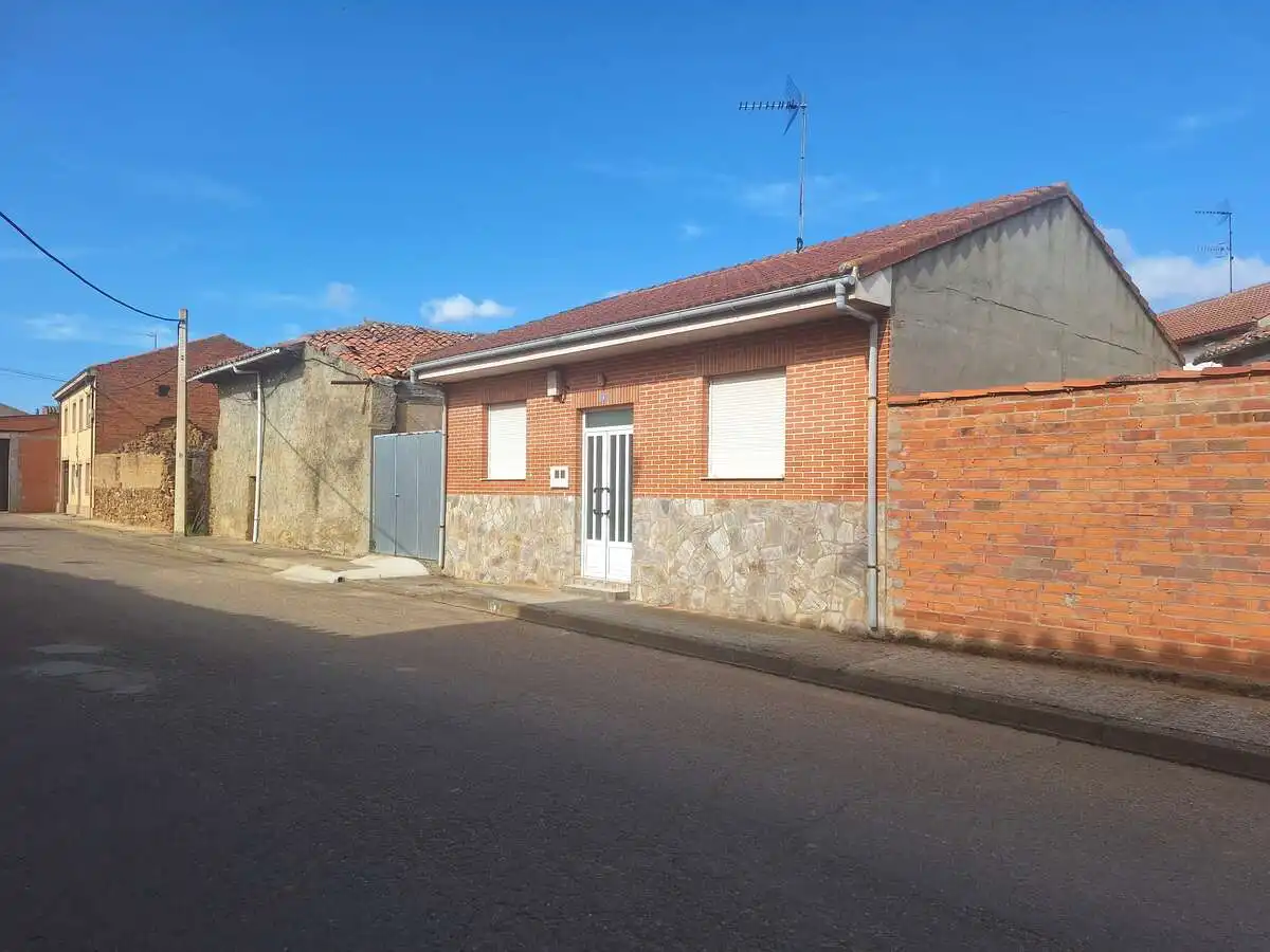 Vista exterior de Casa o chalet en venta en Quintana del Marco con Amueblado
