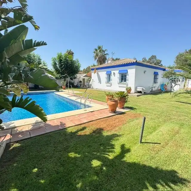 Vista exterior de Casa o xalet en venda en Chiclana de la Frontera amb Aire condicionat, Calefacció i Jardí privat