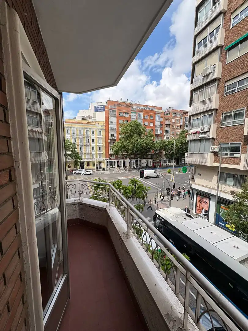 Vista exterior de Piso en venta en Madrid con Calefacción, Parquet y Terraza