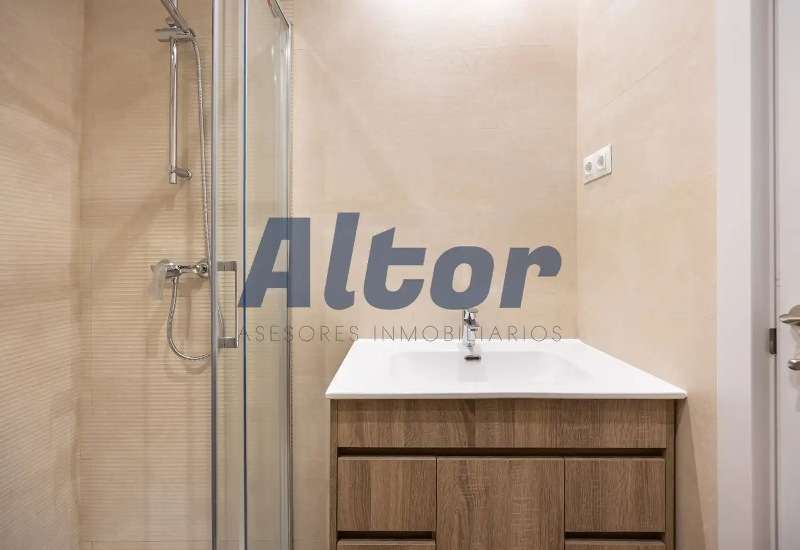Bathroom of Flat for sale in Madrid  with Air Conditioner and Heating