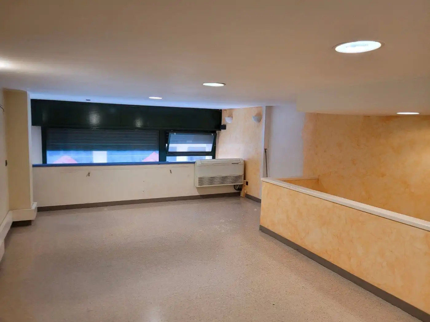 Local en venta en Cornellà de Llobregat con Aire acondicionado, Calefacción y Amueblado