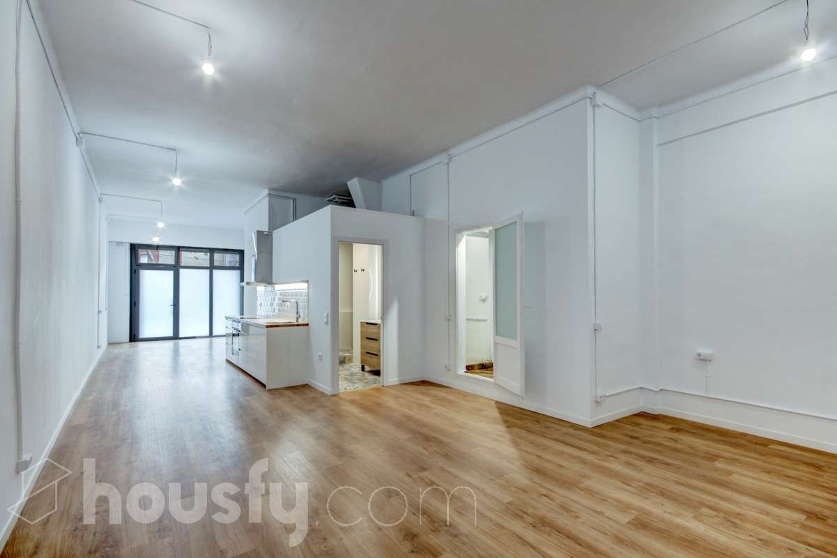 Sala d'estar de Oficina en venda en L'Hospitalet de Llobregat amb Aire condicionat i Traster