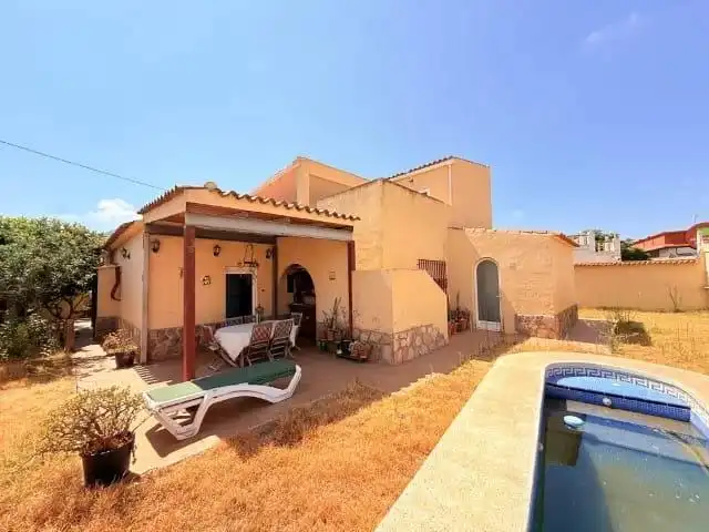Vista exterior de Casa o xalet en venda en L'Alfàs del Pi amb Aire condicionat, Calefacció i Jardí privat