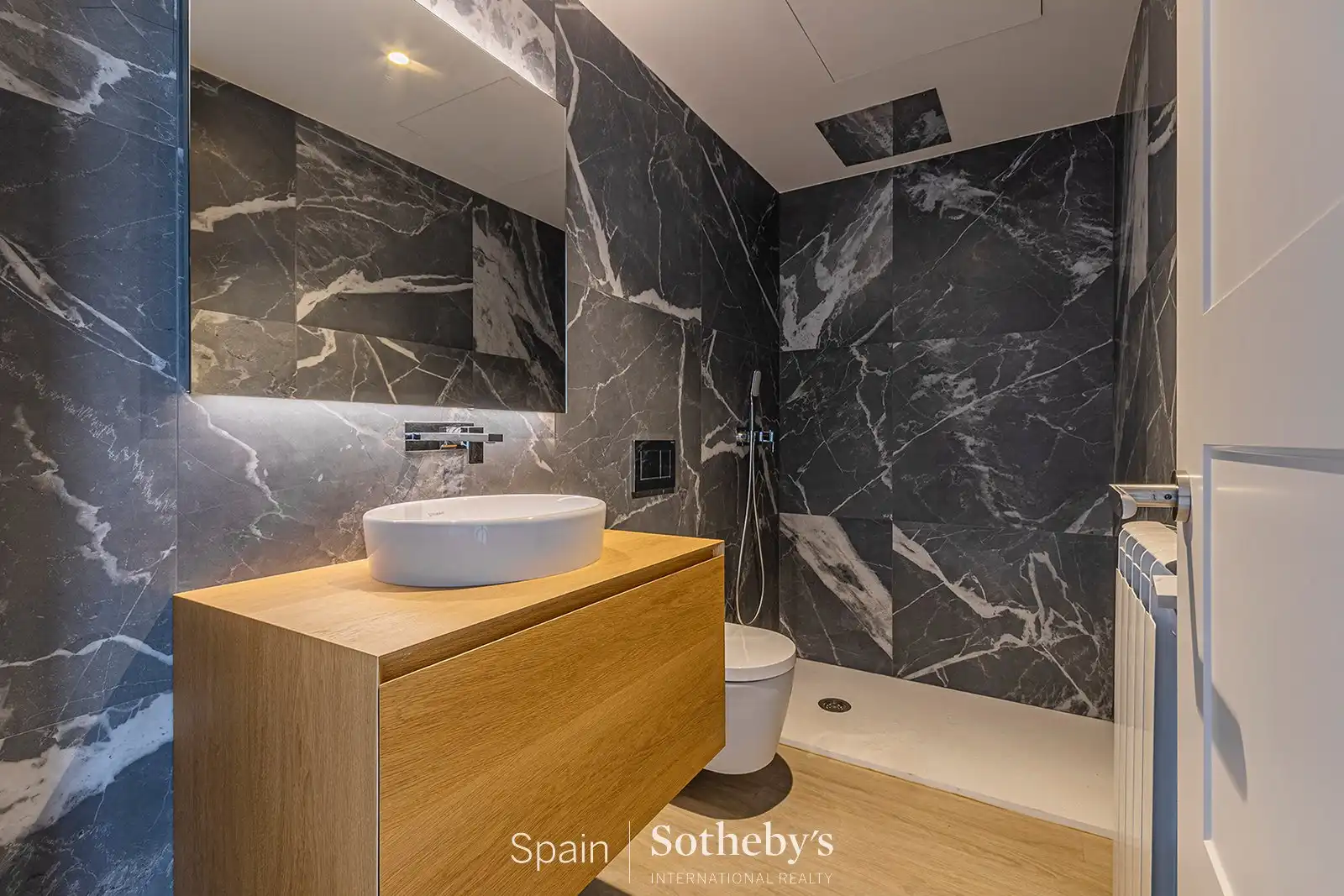 Badezimmer von Maisonette zum Verkauf in Barcelona mit Klimaanlage und Heizung