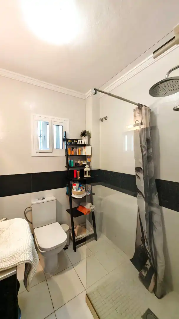 Bany de Casa o xalet en venda en Torrox amb Aire condicionat, Terrassa i Moblat