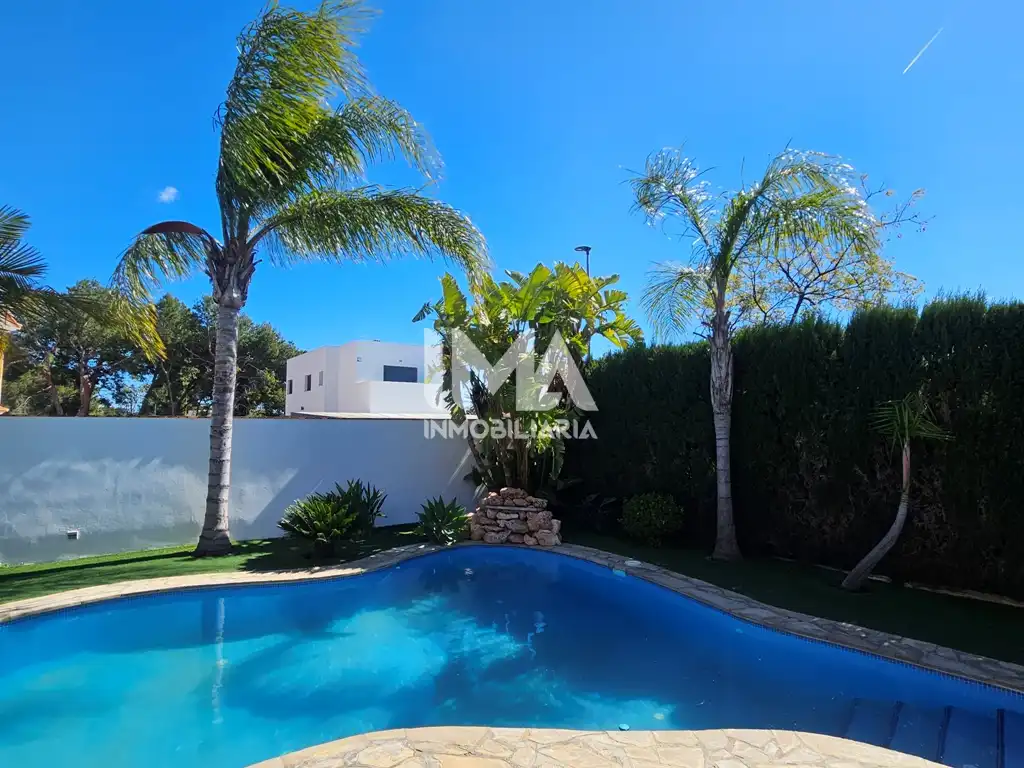 Vista exterior de Casa o xalet en venda en Bétera amb Aire condicionat, Calefacció i Jardí privat