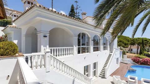 Villa de Lujo Renovada con 5 Dormitorios y Piscina en Elviria