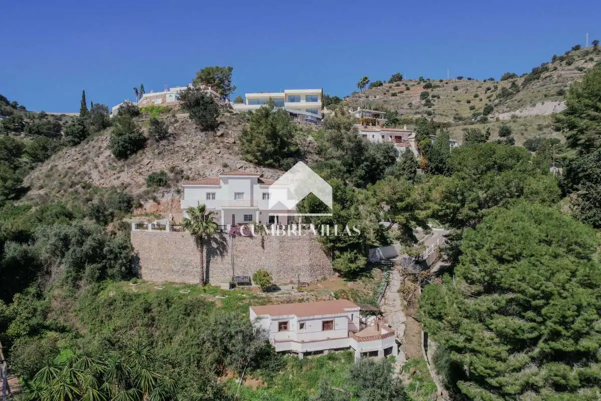 Vista exterior de Casa o xalet en venda en Almuñécar amb Calefacció, Jardí privat i Terrassa
