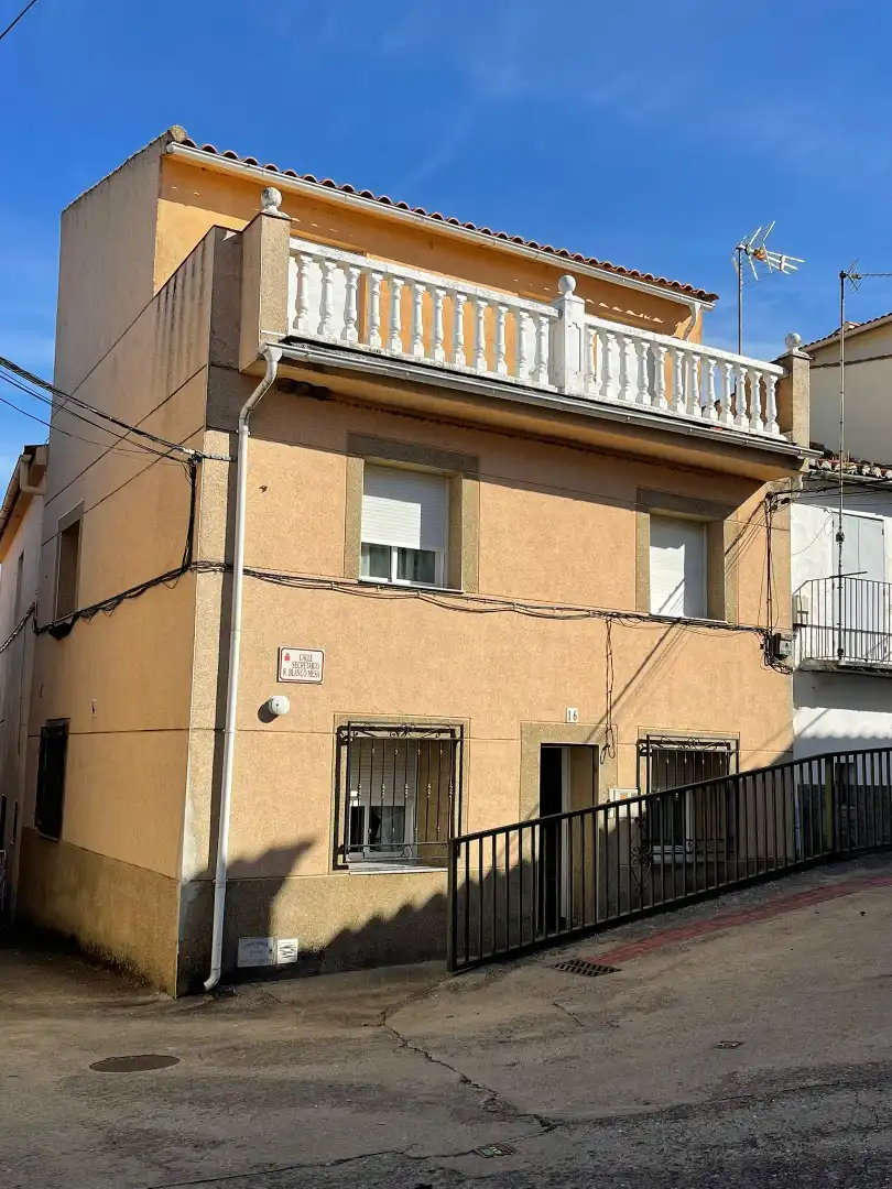 Vista exterior de Casa o chalet en venta en Valdeobispo con Terraza, Trastero y Amueblado