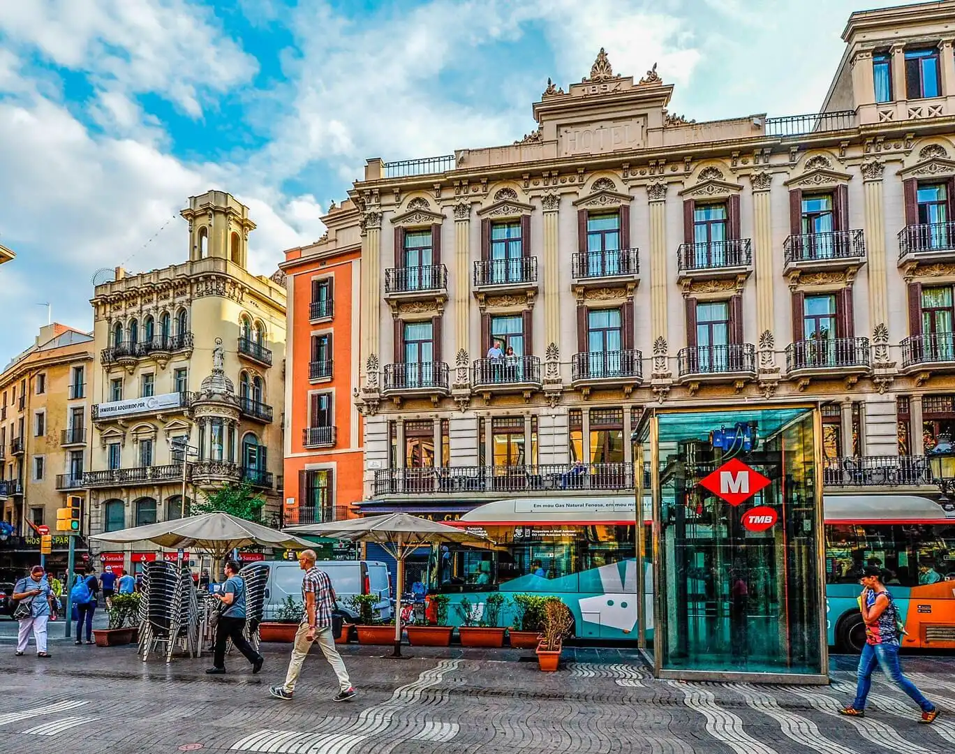 Vista exterior de Edifici en venda en Barcelona