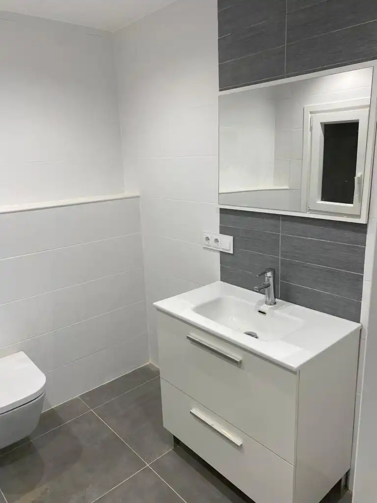 Baño de Piso de alquiler en A Coruña Capital  con Calefacción