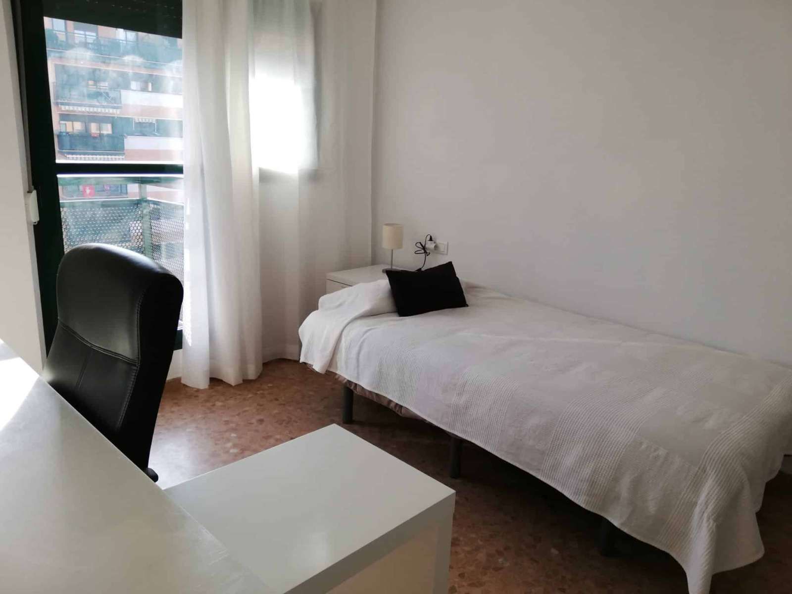 Bedroom of Flat to share in Chiva  with Air Conditioner, Heating and Terrace