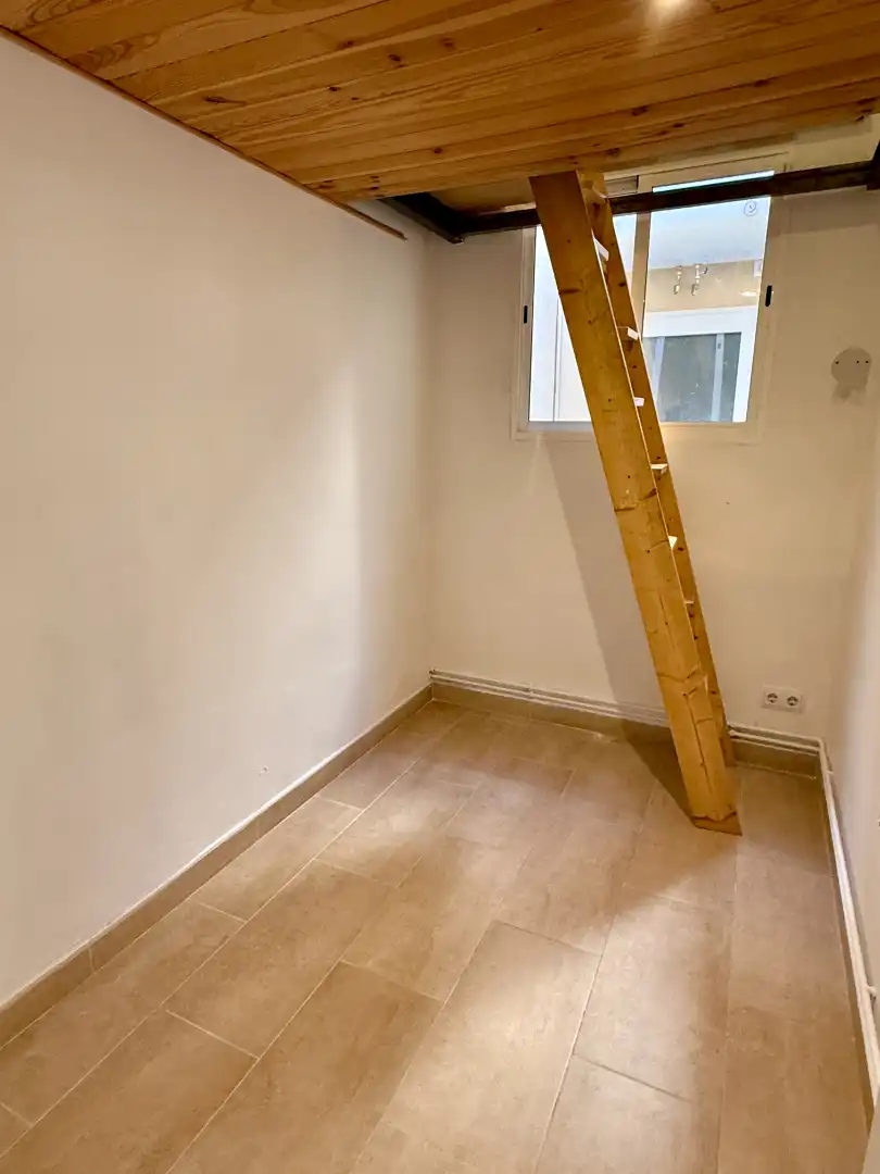 Habitación de Casa adosada en venta en Barcelona con Aire acondicionado, Calefacción y Jardín privado