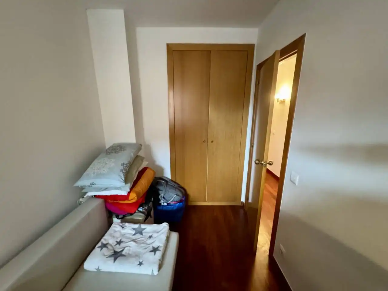 Dormitori de Pis en venda en Cerdanyola del Vallès amb Parquet, Terrassa i Piscina comunitària